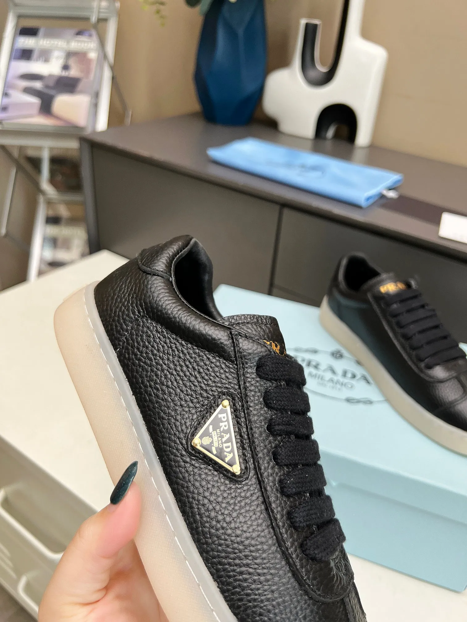 👟👟Ex-factory price 480👟👟 2024 Prada/Prada "couples" metal logo decorated Lane leather sneakers. This sneaker is fashionable and simple, showing the full integration of minimalist style and sports personality. Easy to wear and durable, artistic retro style. Leather material: original imported cowhide. Lining: sheepskin lining. Shoe logo: enamel-coated triangular metal logo. Size: 35-45 (female 41, male 45, custom-made, non-returnable).